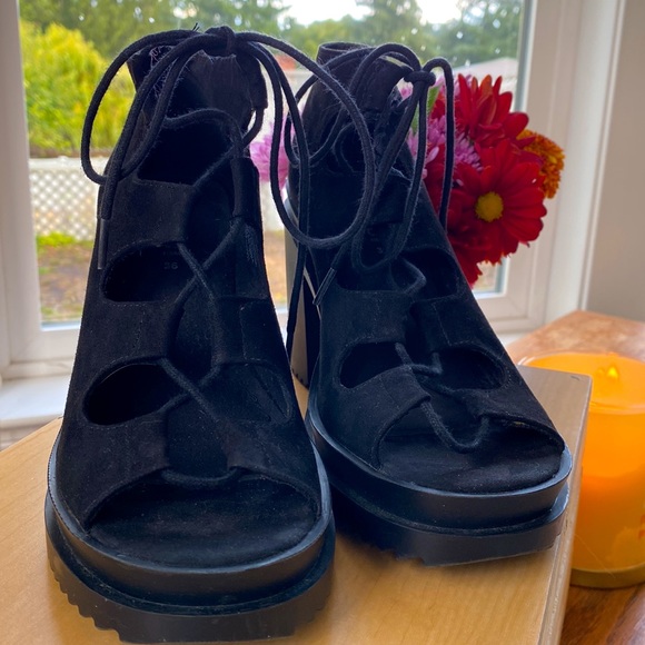 H & M Black chunky heels - Picture 2 of 6